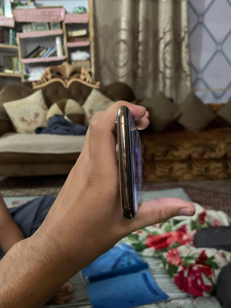 Apple iPhone XS Max 6