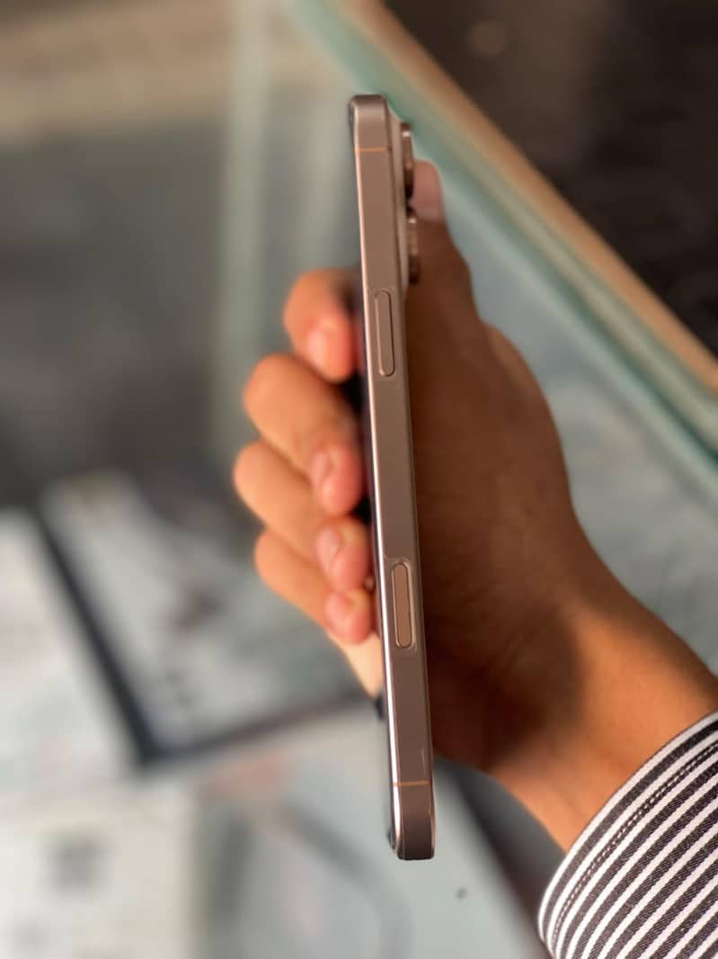 Apple iPhone 16 Pro Max 1