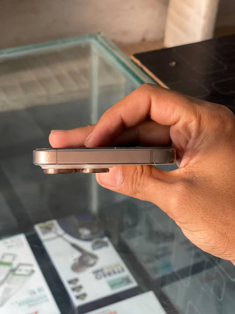 Apple iPhone 16 Pro Max 2
