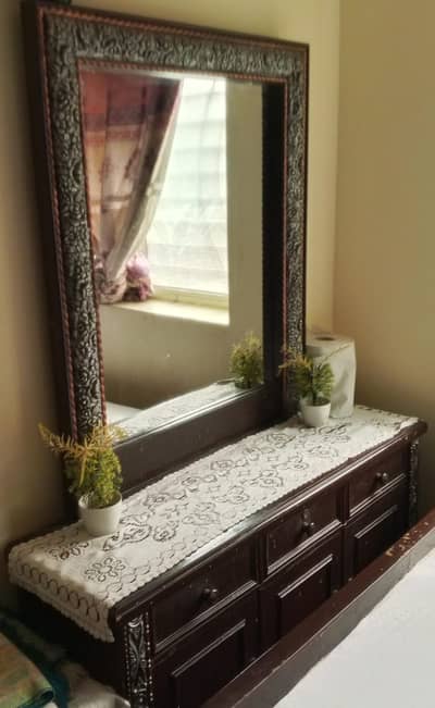 Dressing table and almira