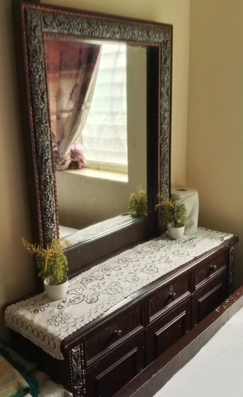 Dressing table and almira 0