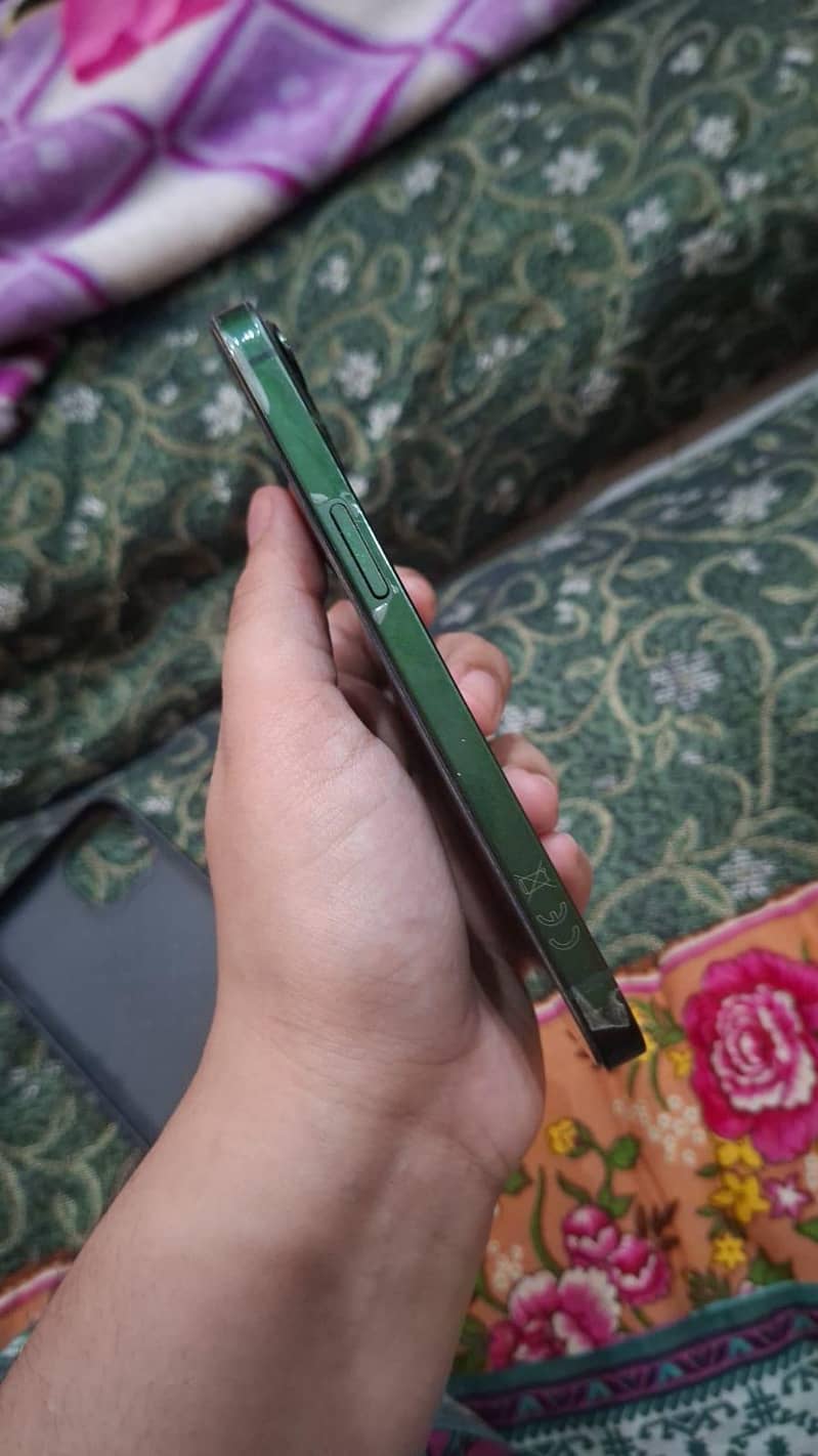 Apple iPhone 13 5