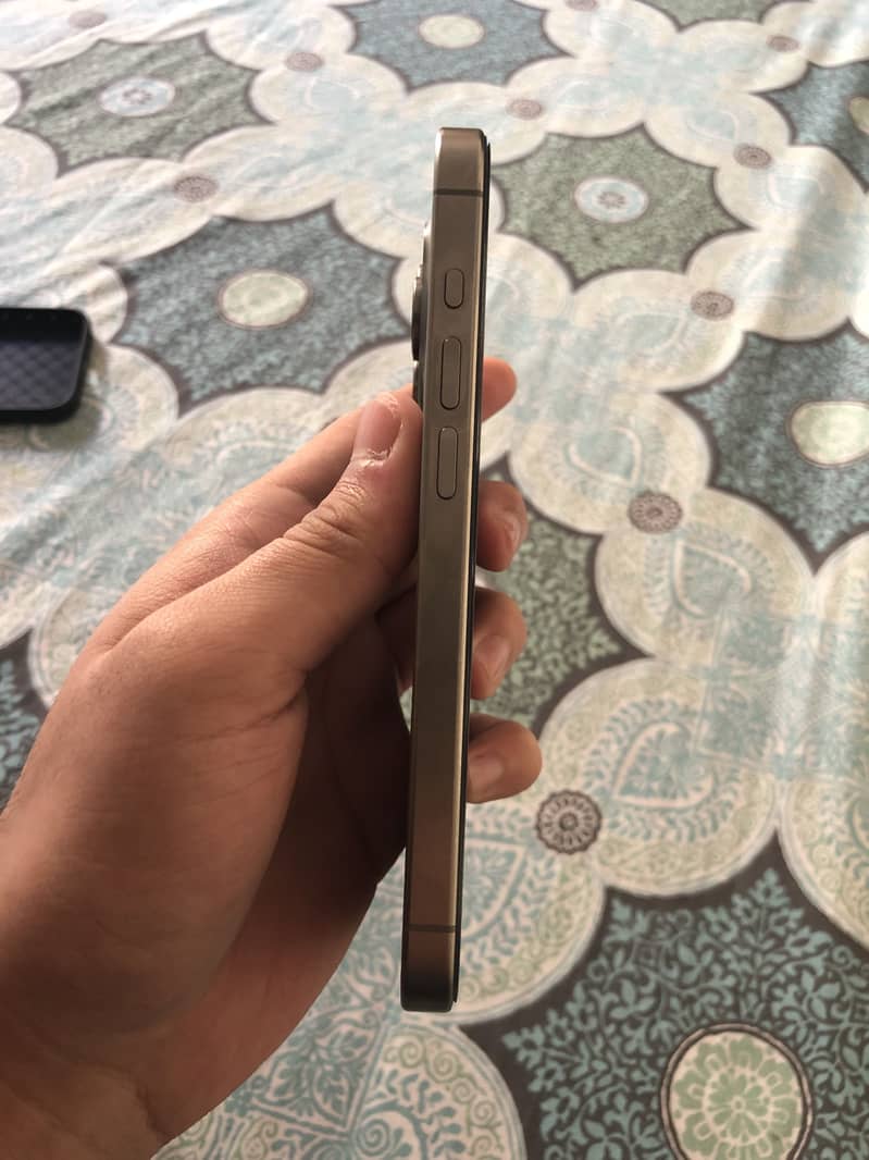 Apple iPhone 15 Pro 4