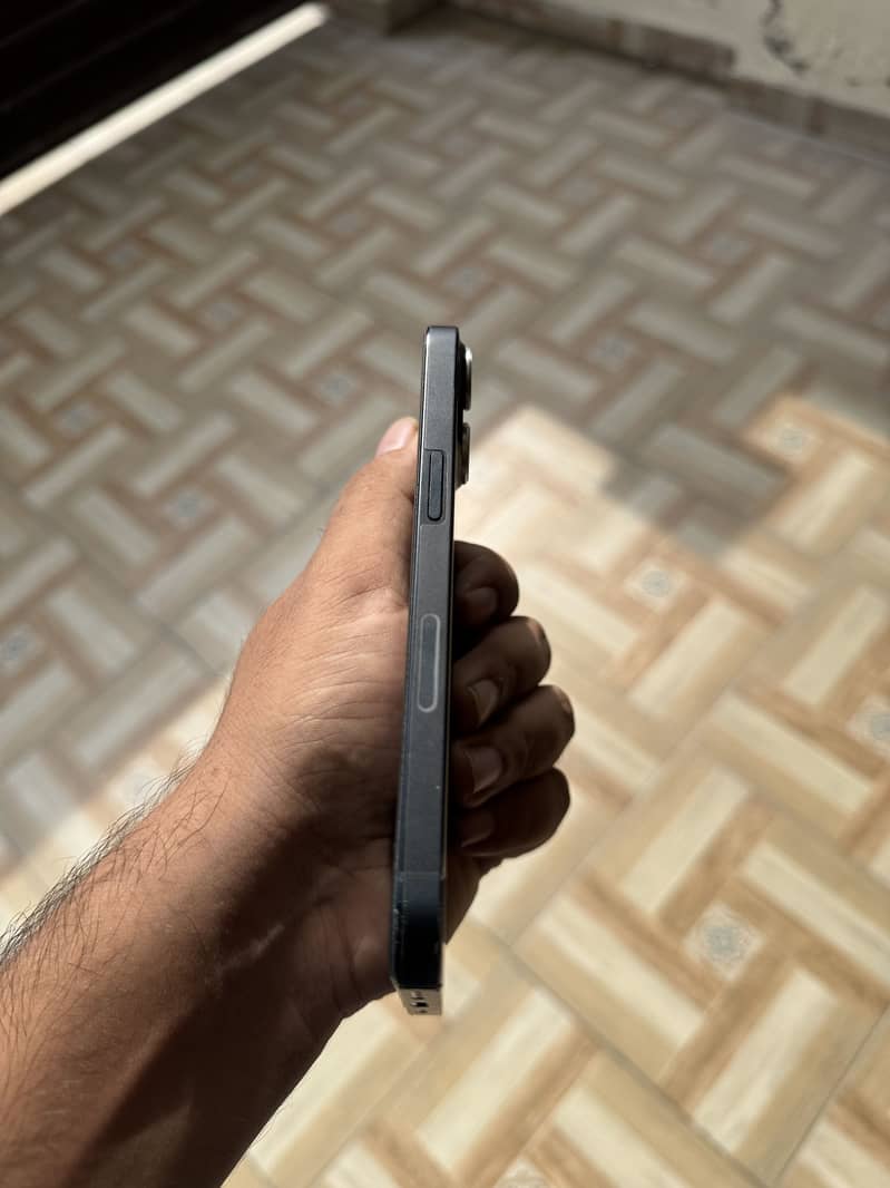 Apple iPhone 13 5