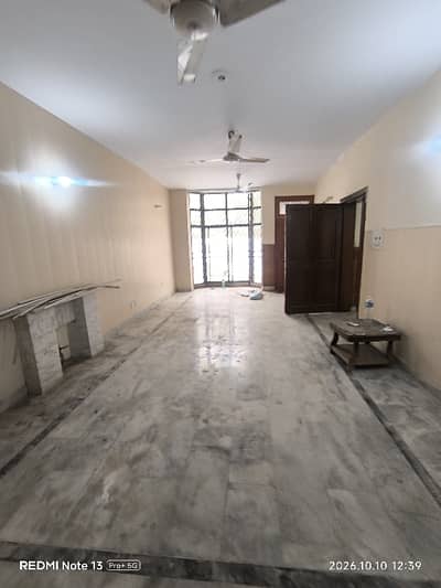3 Bedrooms & 3 Bathrooms DD TV Lounge Kitchen