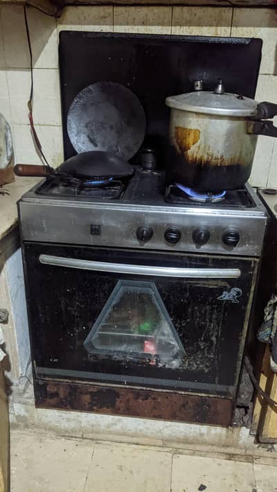 Cooking range with grill oven