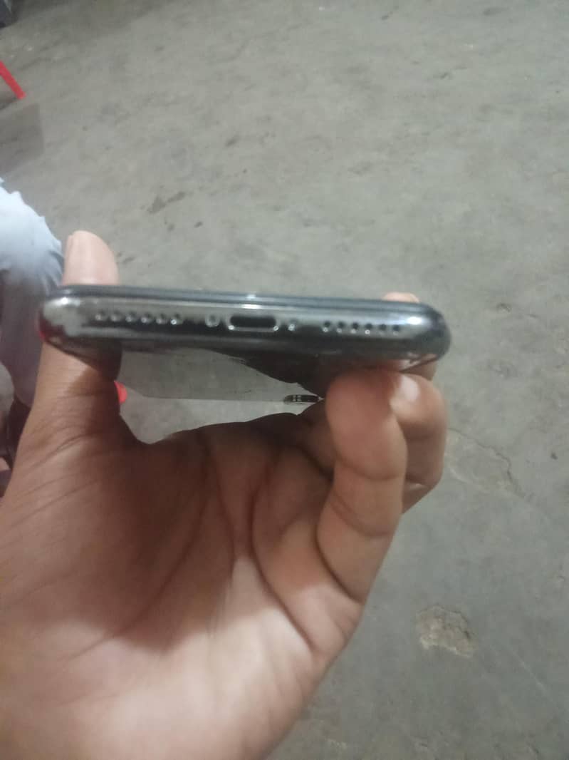 Apple iPhone X 4