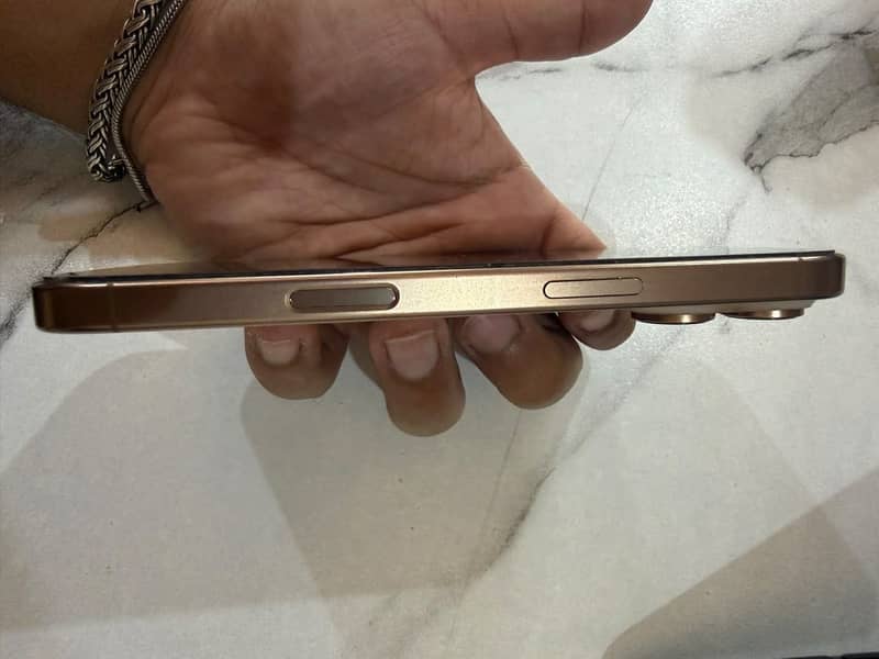 Apple iPhone 16 Pro 0
