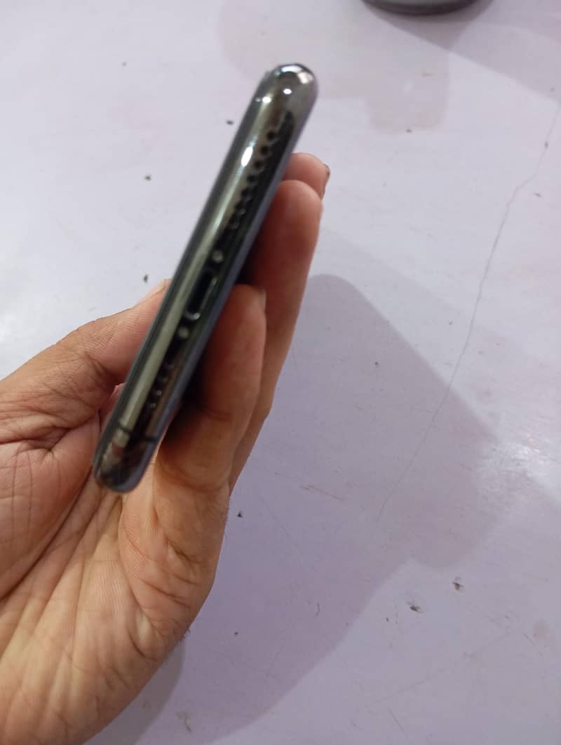 Apple iPhone 11 Pro Max 4