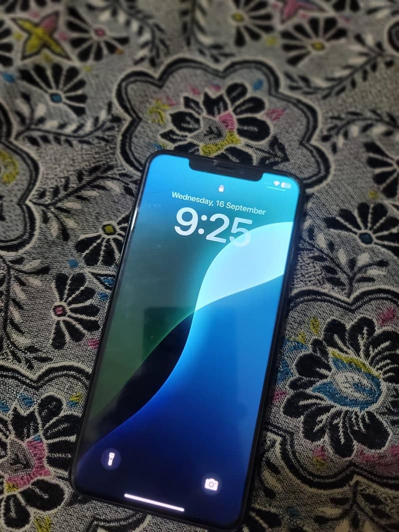 Apple iPhone XS Max 3