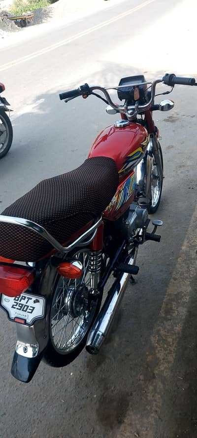 serious log hi sirf message Karen. +92 321 9352843