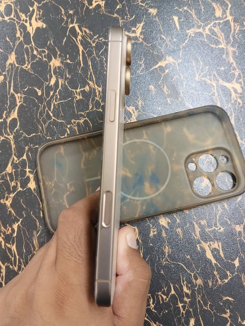 Apple iPhone 16 Pro Max 4