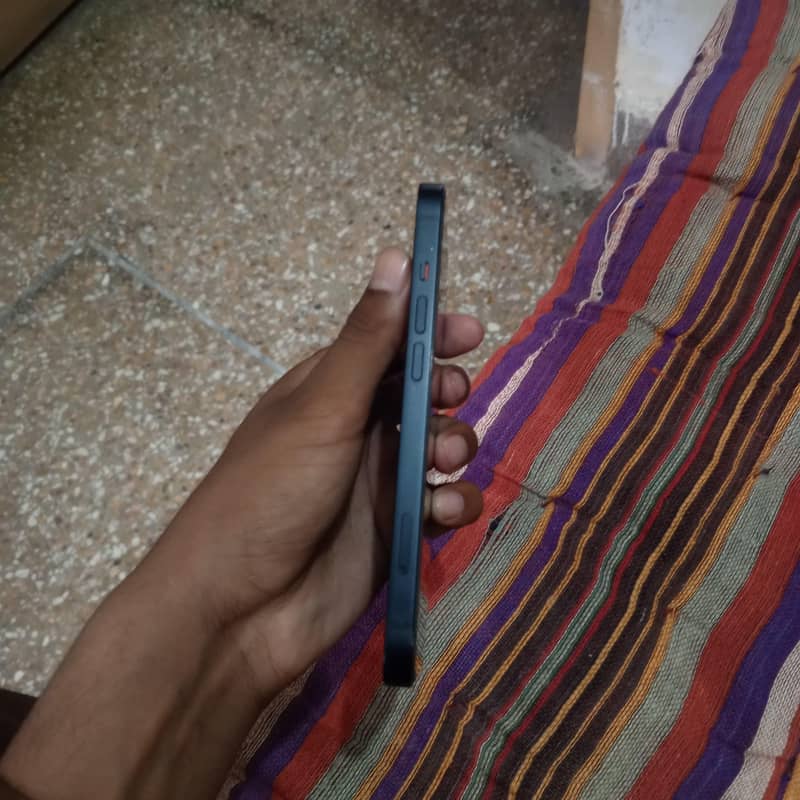 Apple iPhone 13 jv 0