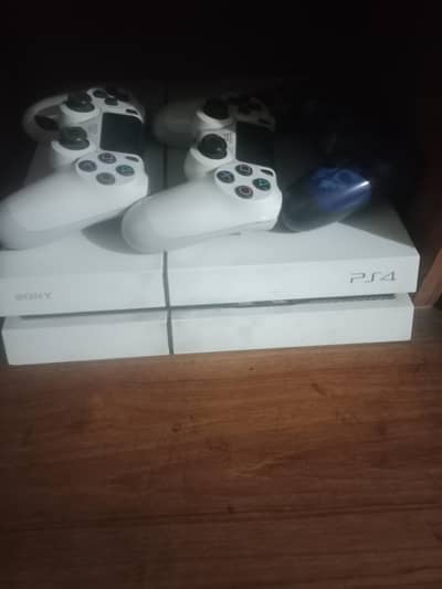 PS4 with loaded games + cds with 3 controllers
