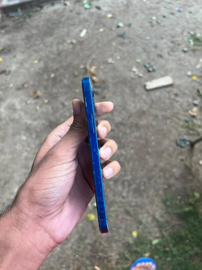 Apple iPhone 12 4