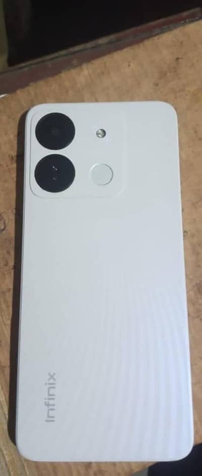 Infinix smart 7 HD ram 2+2gb ROM 64gb sath box ha charger ni ha