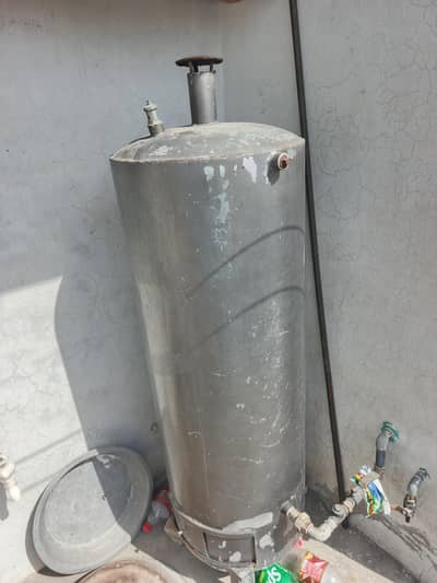 BOILER GAS GEYSER 10/10 CONDITION  WORKING GOOD