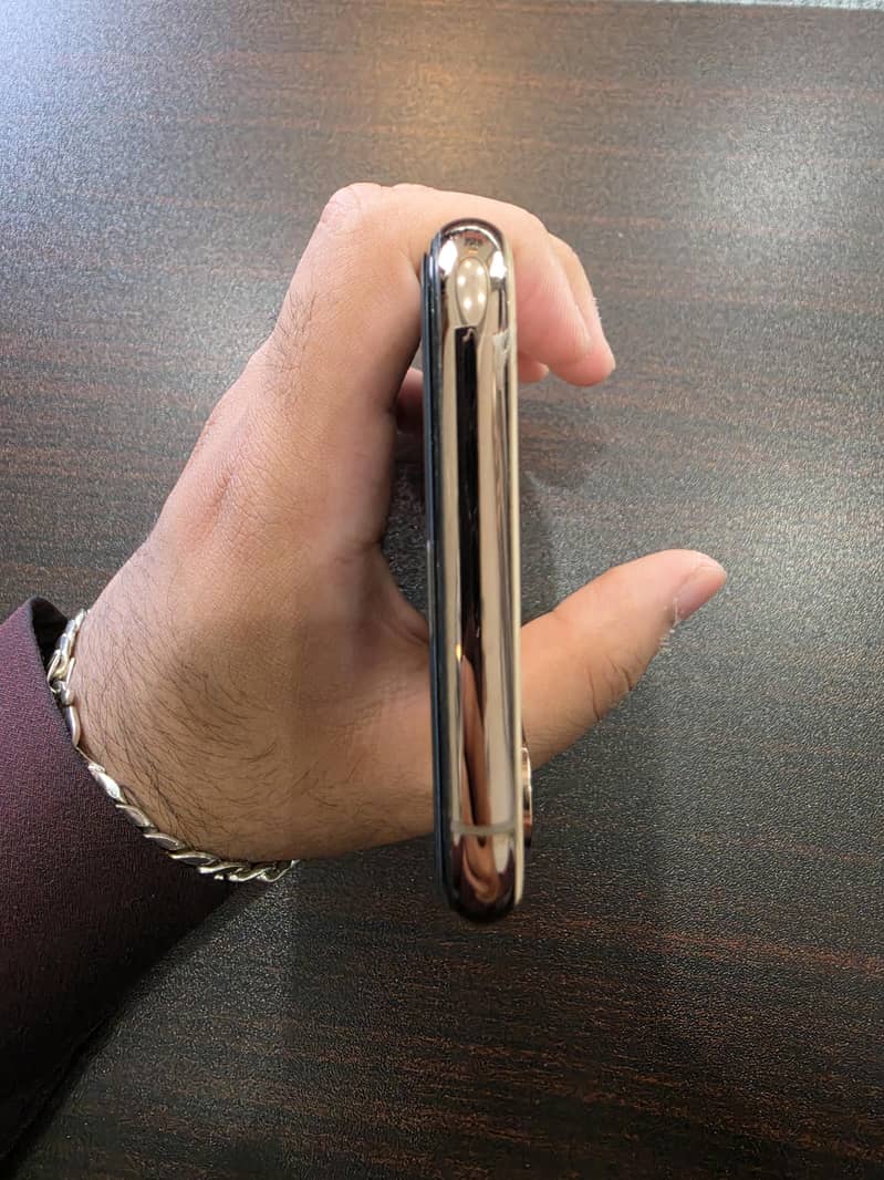Apple iPhone XS 3