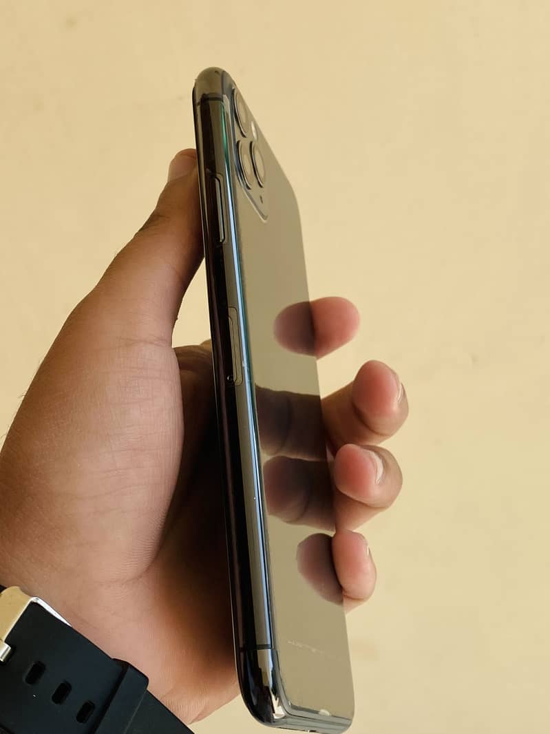 Apple iPhone 11 Pro Max 2