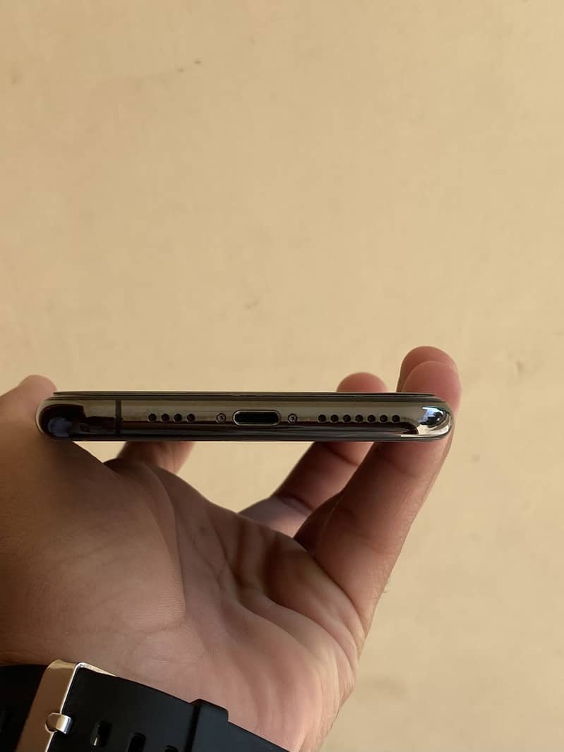 Apple iPhone 11 Pro Max 4