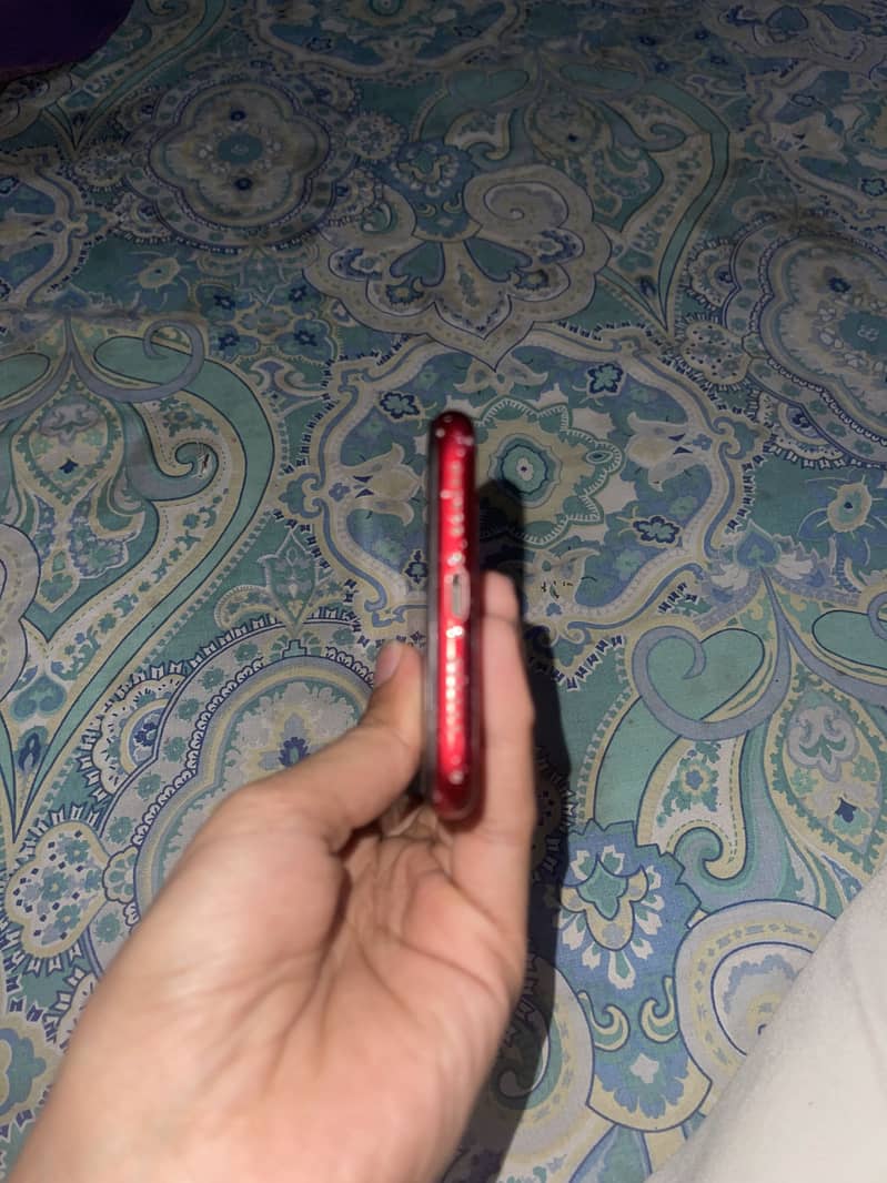 Apple iPhone XR 7