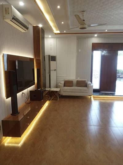 1000sq Yards, Banglow Gizri Boulvard, Well Maintained, Charming Deal.