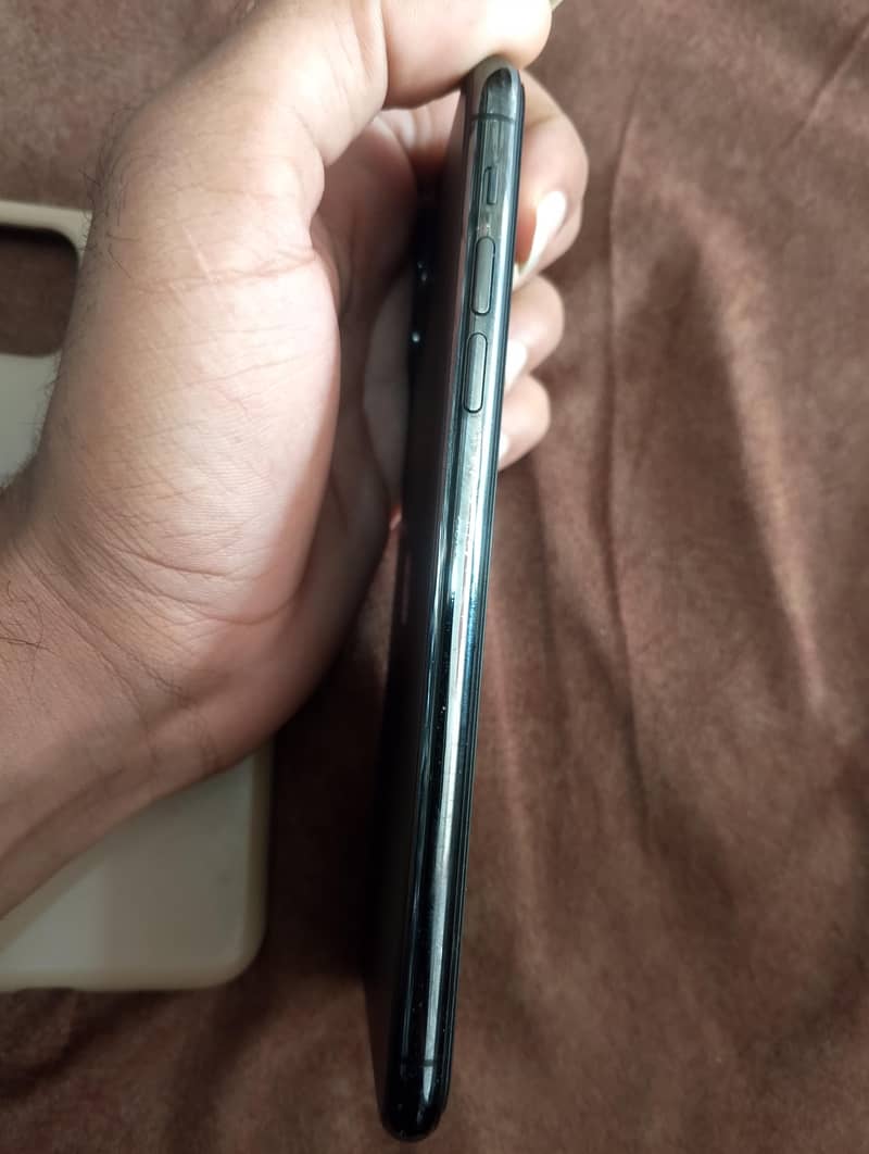 Apple iPhone 11 Pro Max 4