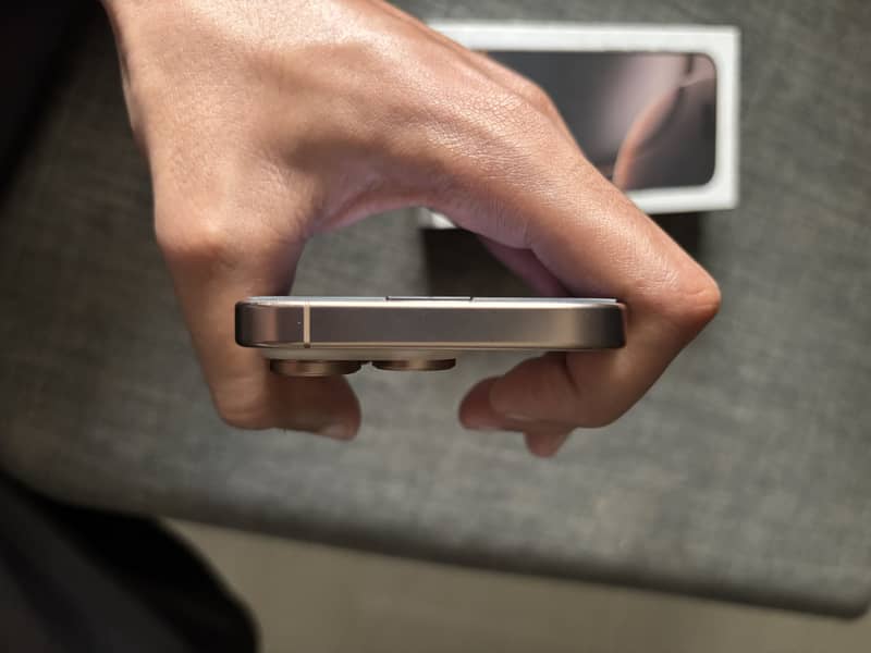 Apple iPhone 16 Pro 4
