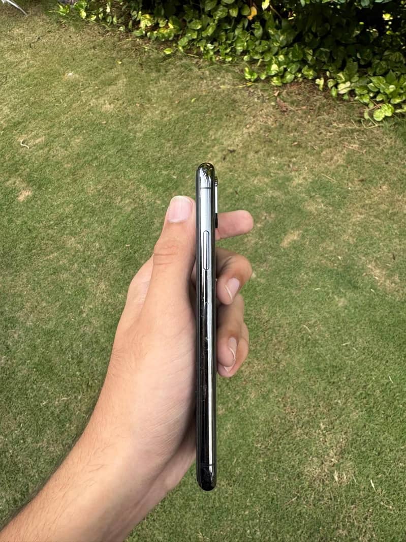 Apple iPhone X 4