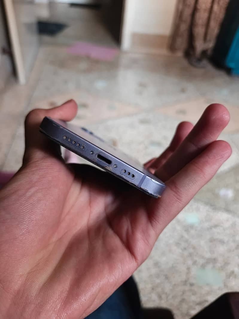 Apple iPhone 12 4