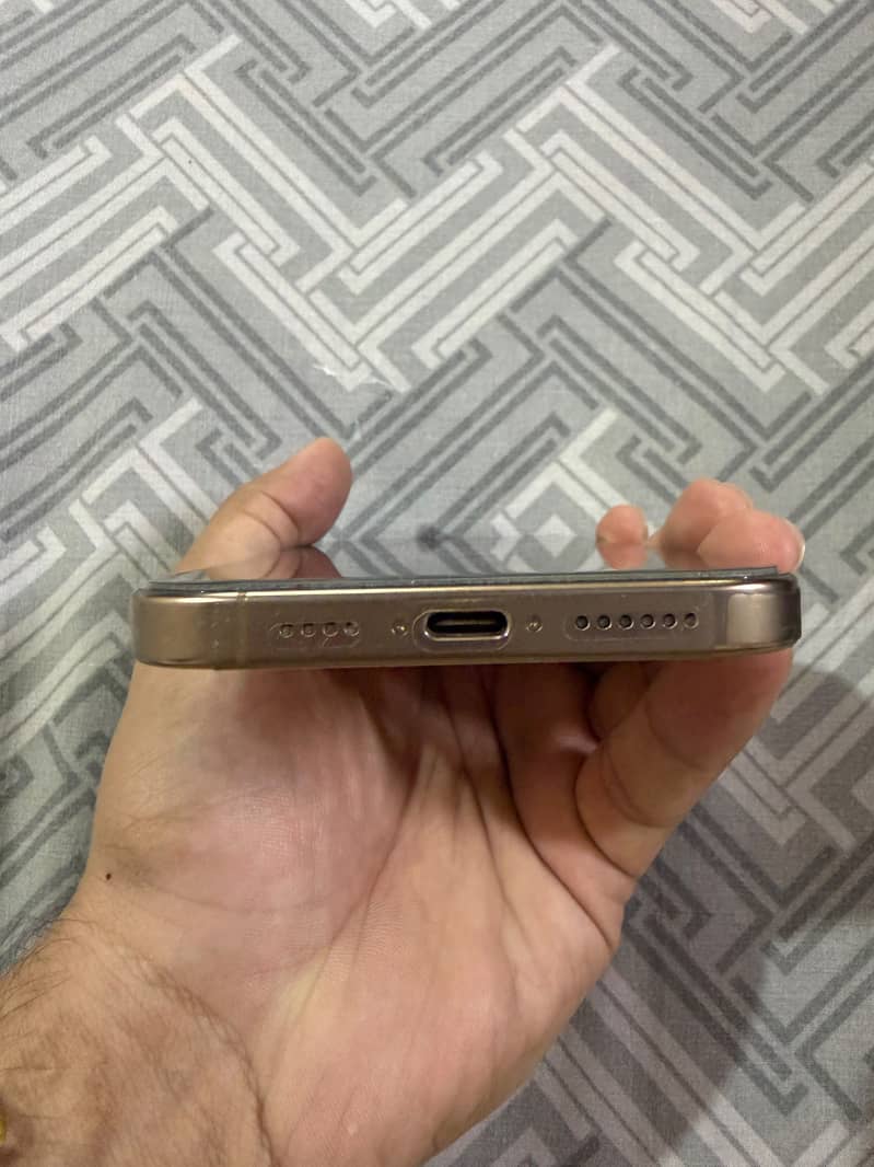 Apple iPhone 16 Pro Max 6