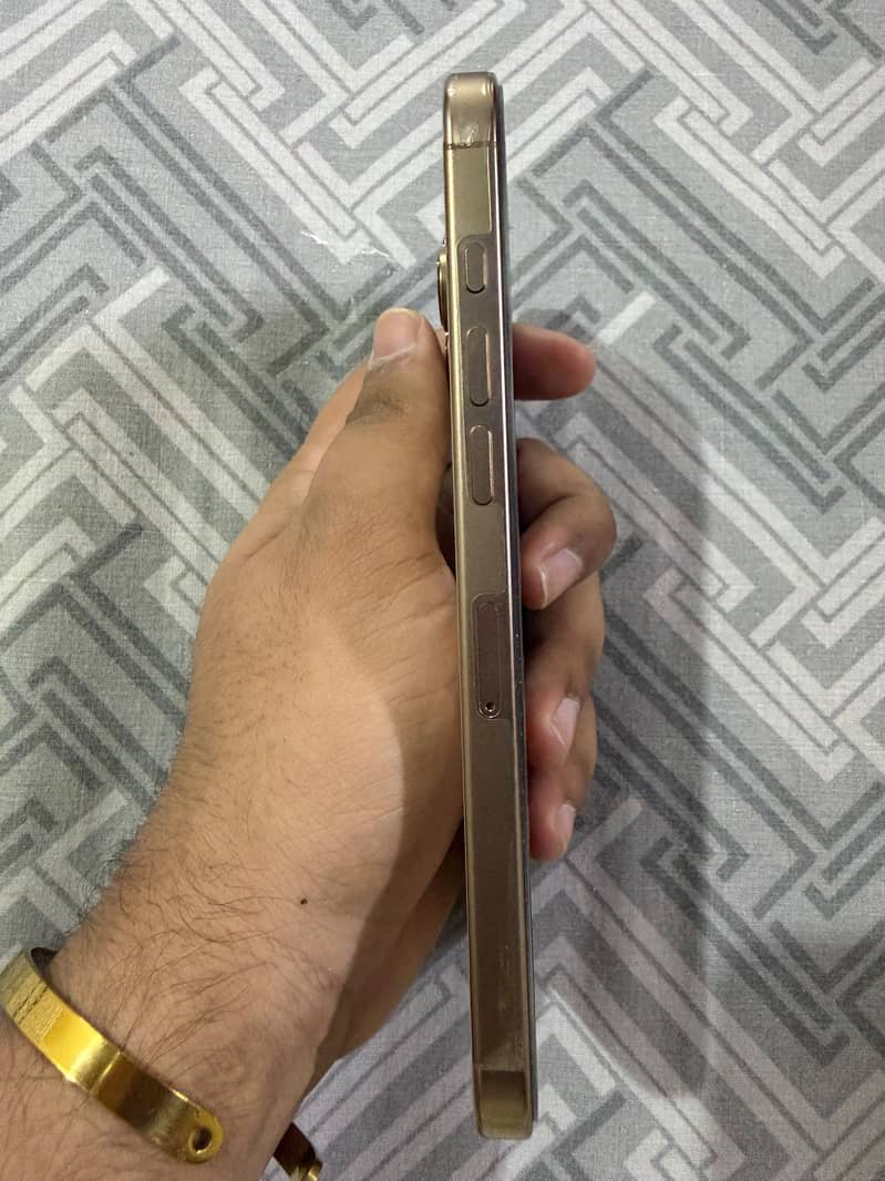 Apple iPhone 16 Pro Max 7