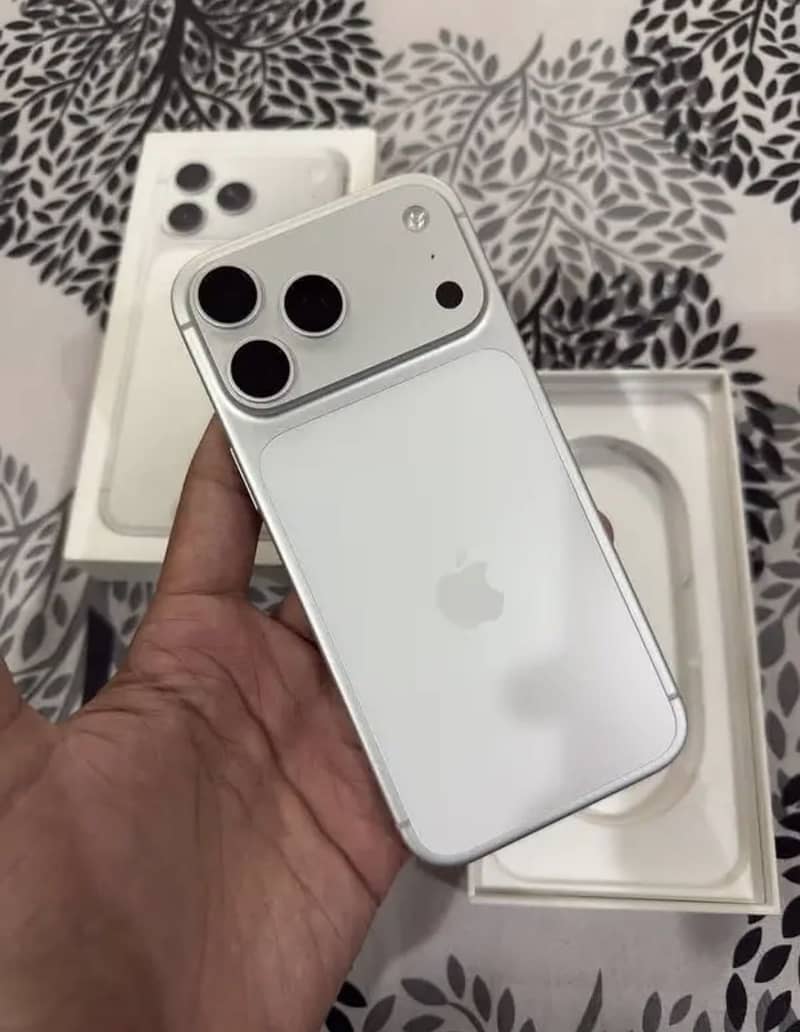 Apple iPhone 17 Pro Max 3