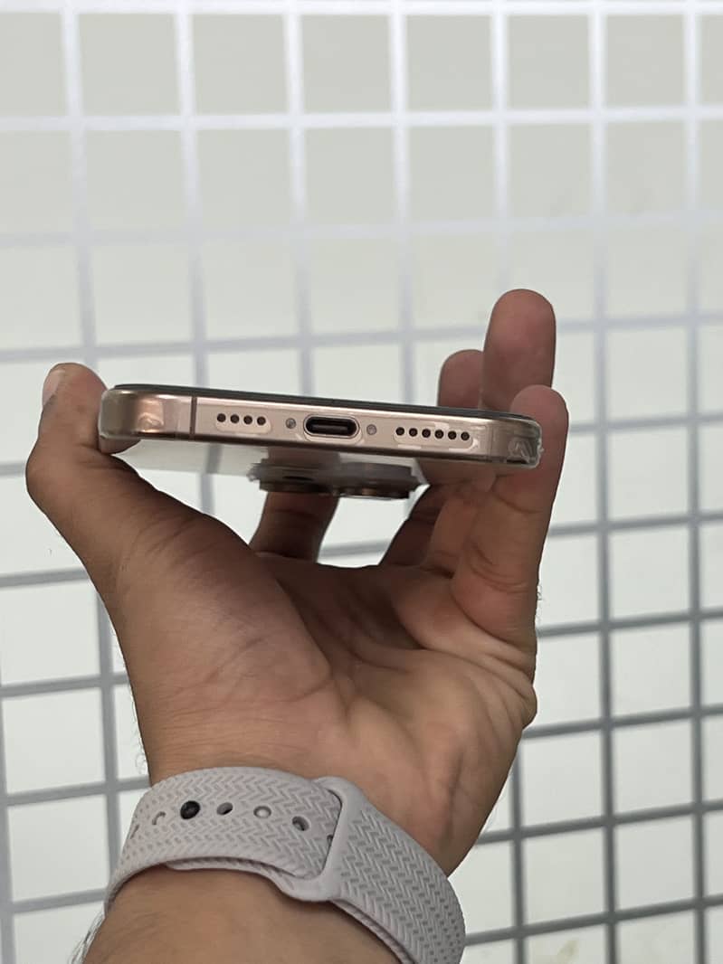 Apple iPhone 16 Pro Max 3