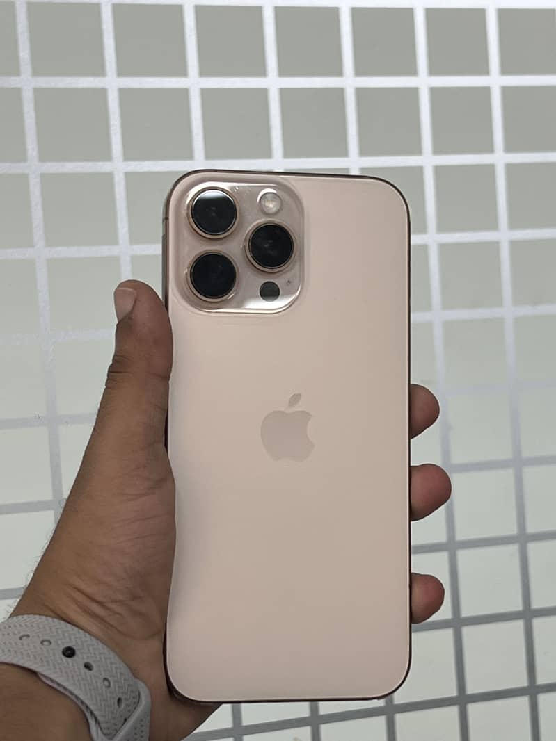 Apple iPhone 16 Pro Max 4