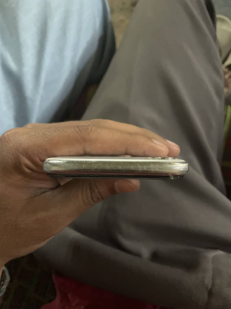 Apple iPhone X 4