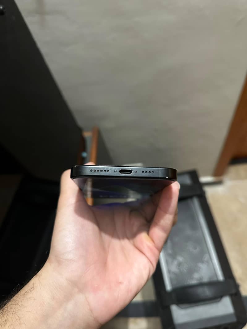 Apple iPhone 16 Pro Max 4
