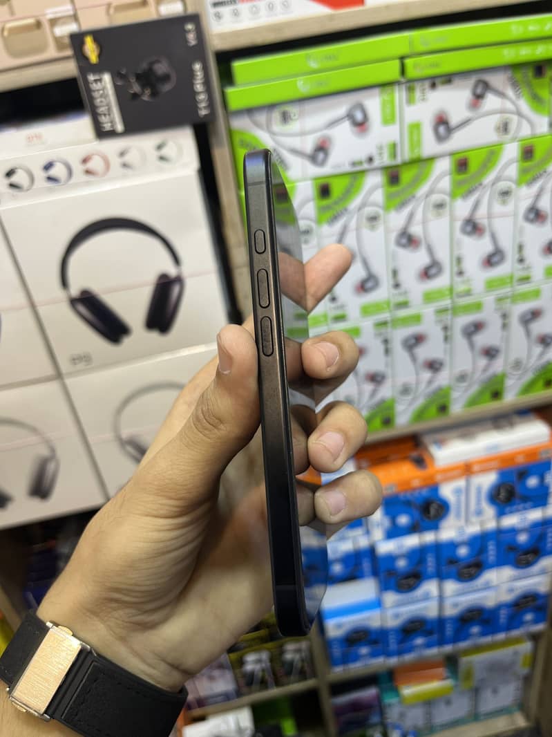 Apple iPhone 16 2
