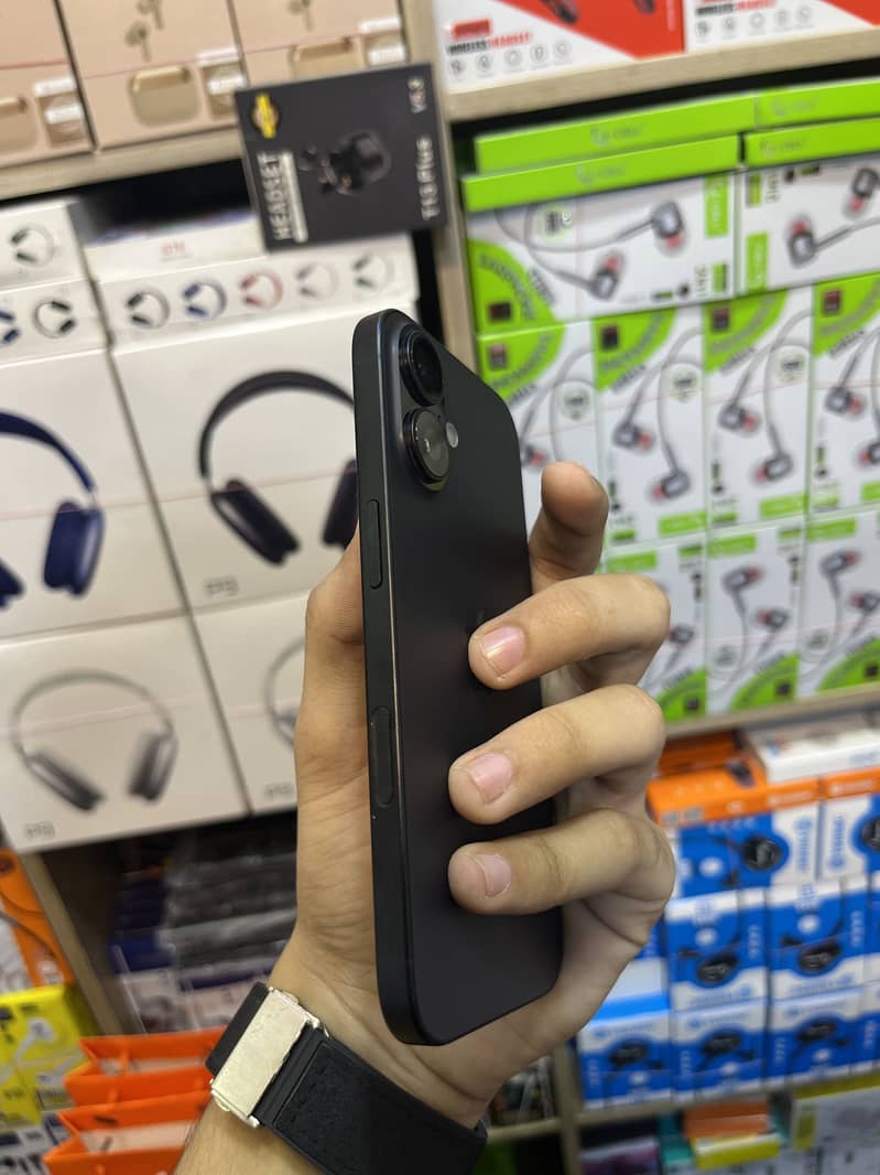 Apple iPhone 16 3