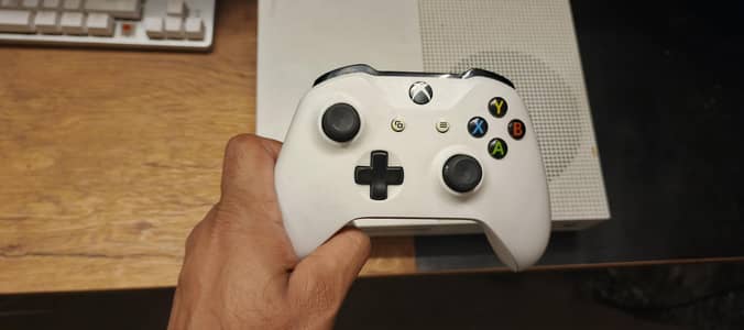 Xbox one s 500 Gb with controller
