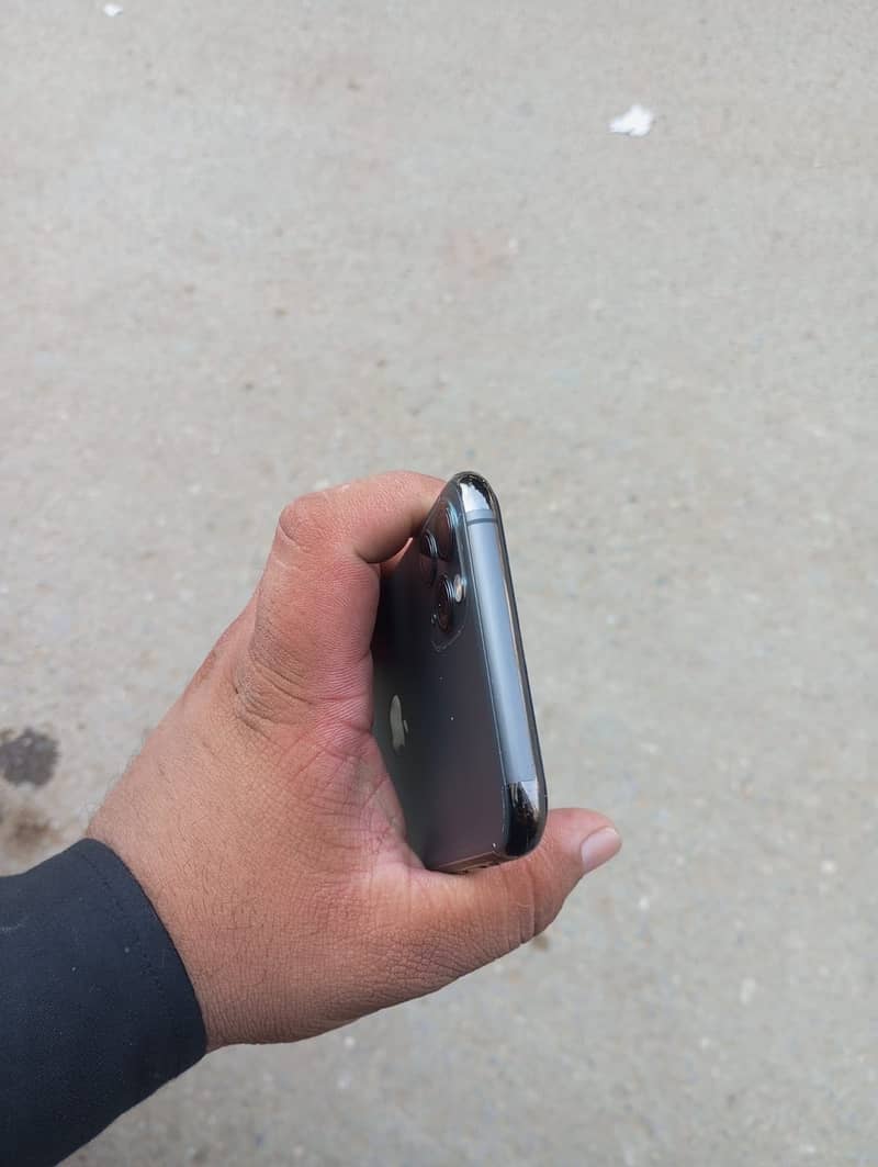 Apple iPhone 11 Pro Max 4