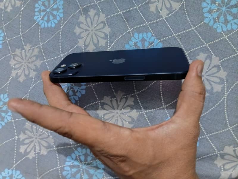 IPhone 13 4