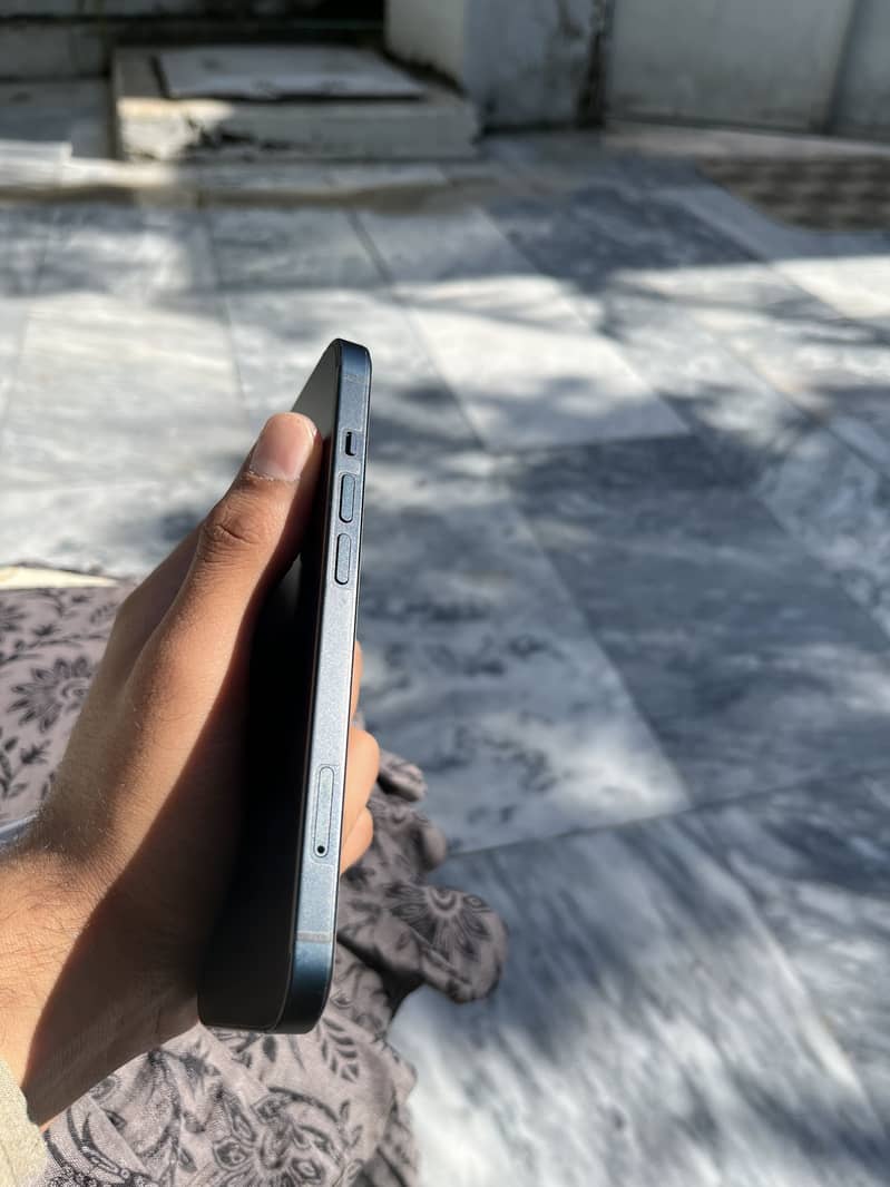 Apple iPhone 13 5