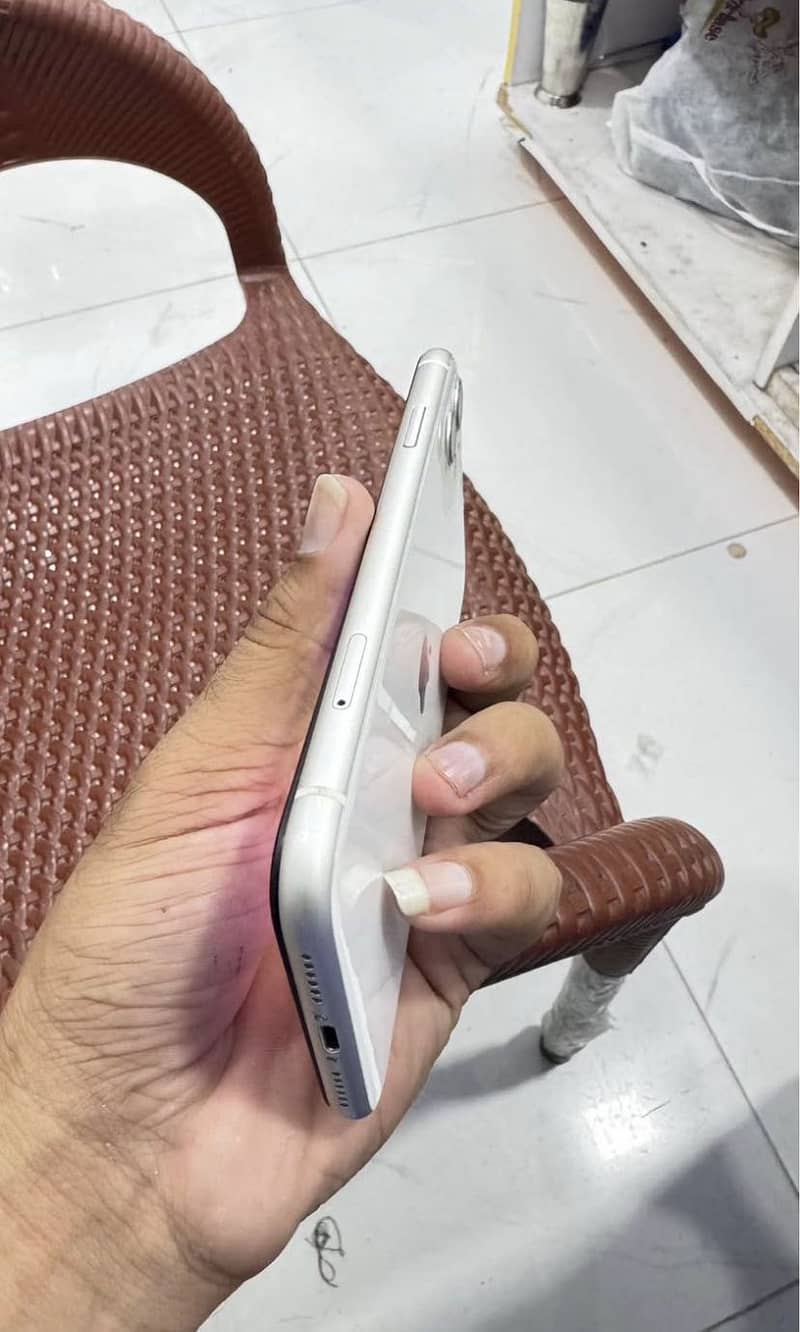 Apple iPhone 11 3
