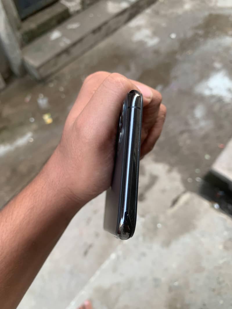 Apple iPhone 11 Pro Max 4