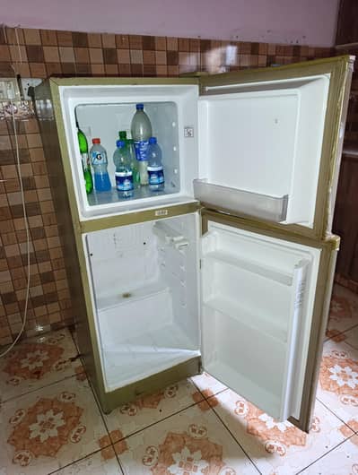 fridge  8/10 condition with best cooling and freezing