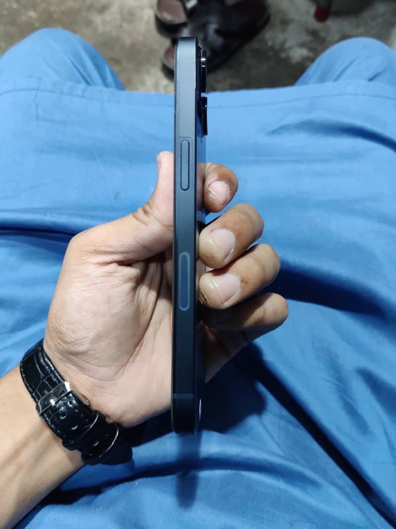 Apple iPhone 13 5
