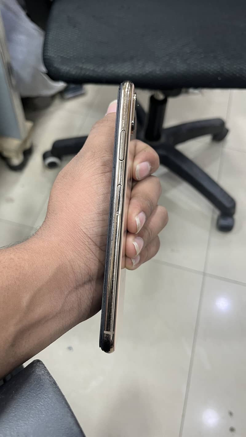 Apple iPhone XS Max 3