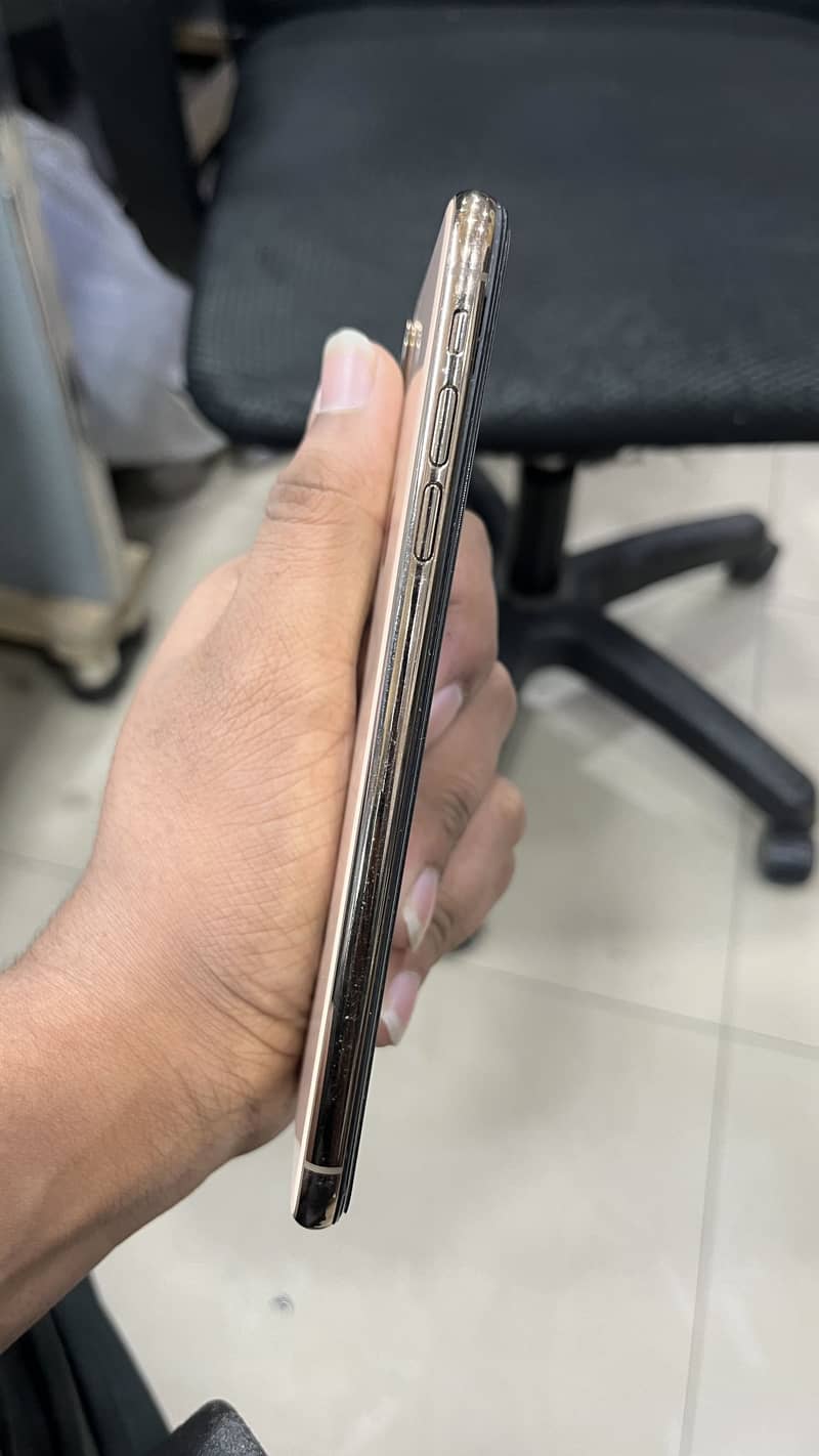 Apple iPhone XS Max 4