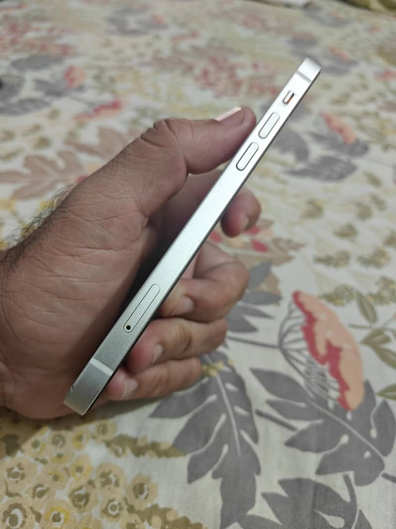Apple iPhone 12 4